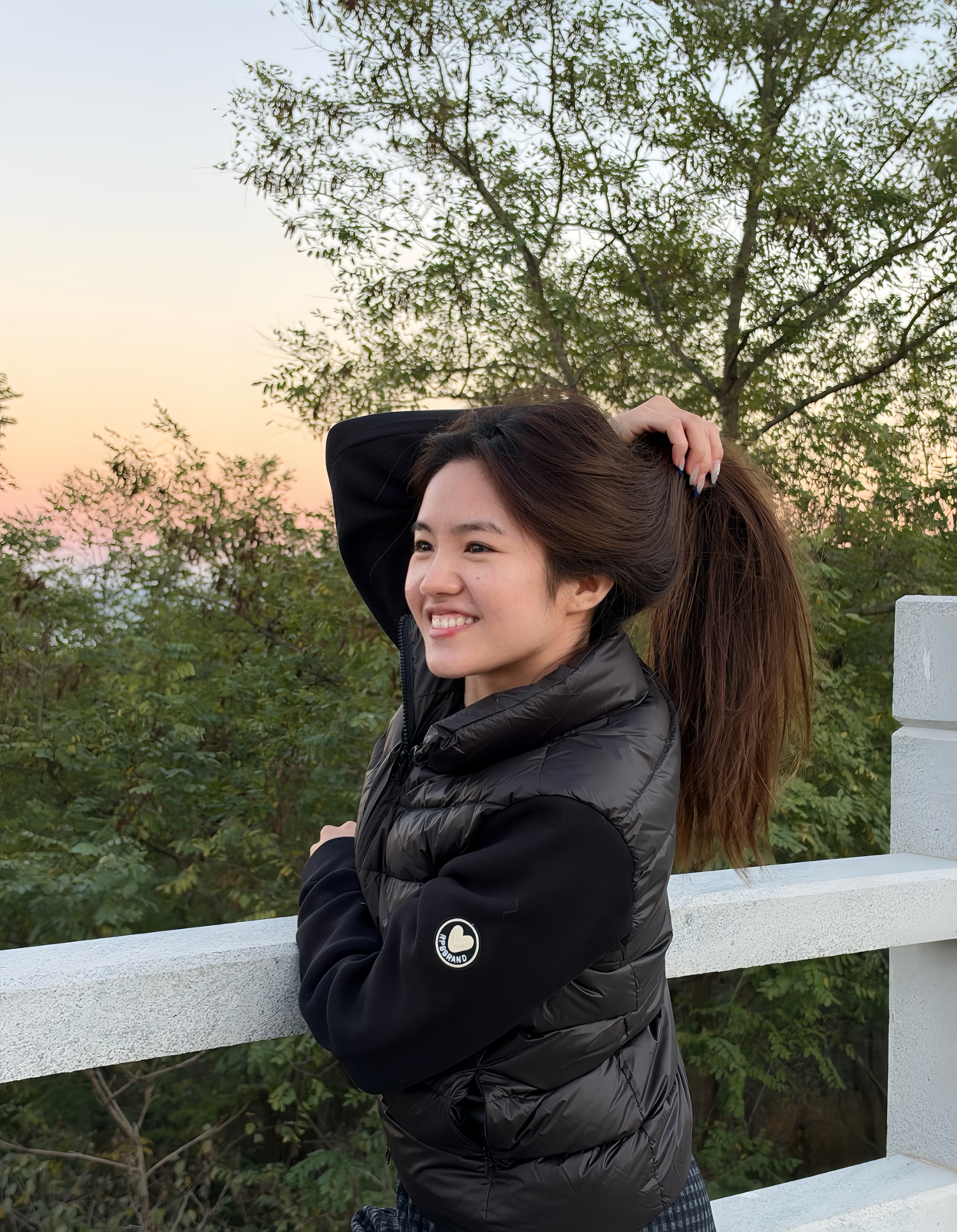 李勒优之所以一直不出来回应，
我猜测有三方面原因，
一是，虽然现在网上很多人支持她，但是也有一部分网友觉得她忘恩负义，是白眼狼。这种时候贸然出来说话，很容易被挑字眼、断章取义，搞不好起反效果。

再就是两边的流量根本不对等。崔晋一家账号粉丝基数大，加起来有一千两百多万粉丝。
而李勒优自己账号只有几十