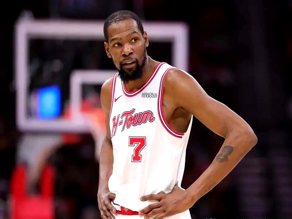 季后赛临门一脚，杜兰特竟然在训练中受伤了，这让火箭球迷的心凉了大半截。...