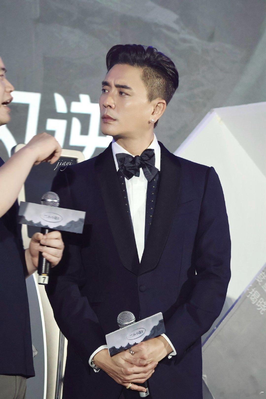 [超话]🤵  哥今天真的好帅呀！！！ 正装半永久吧！！！ 早点休息哟...
