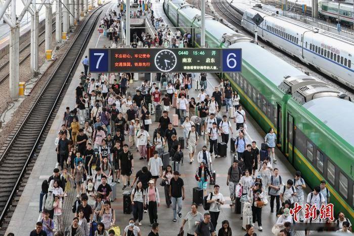 中国国家铁路集团有限公司：1至8月，全国铁路发送旅客33.2亿人次，同比增长3.9%，创历史同期新高。1至8月，全国铁路日均安排开行旅客列车11508列，同比增长5%。
       在加强跨境客运组织方面，铁路部门开好中蒙、中俄、中越、中朝国际旅客列车，有效助力“跨境游”。1至8月，广深港高铁发送跨境旅客2 ​
