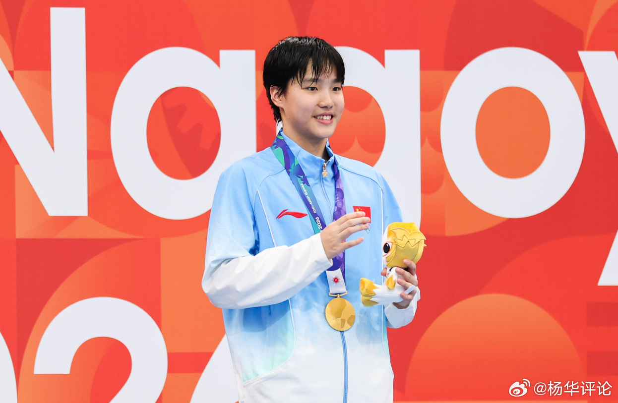 美国《游泳世界》杂志公布2026年游泳女子项目“重要赛事年终排名”，凭借名古屋亚运会的突出表现，13岁小孩姐于子迪两项世界排名高居第一，一项世界排名位列第二。

英联邦运动会、欧洲锦标赛、泛太平洋锦标赛结束之后，全球大多数顶尖游泳选手在8月中旬就已经结束2026年长池赛季。亚运会是长池赛事今 ​