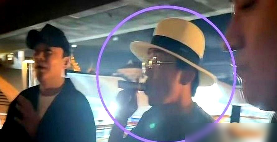 陈思诚父母金婚宴上，王宝强往那一坐，全场没人敢小看他。
不端酒，不抢话，脸上没半点傻根那年的讨好劲儿。有人敬酒，他欠身，碰杯，话不多。
想想二十年前，他还是那个站在刘德华旁边、说话都打磕巴的群演。后来《唐探》让他摸透了商业片的门道，《八角笼中》他憋了六年，硬是把金扫帚领成了翻身仗。离婚风波那阵，