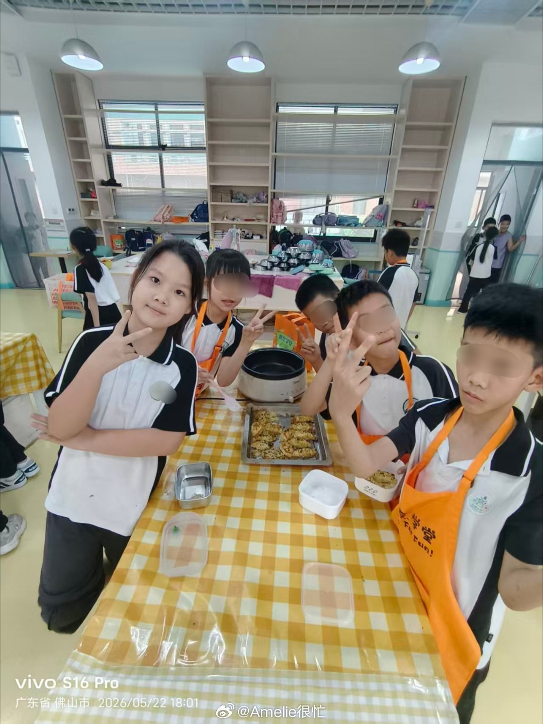 今天的厨艺课上做了鲜肉酥～看起来不错耶。  这个课是他们学校组织的课后...
