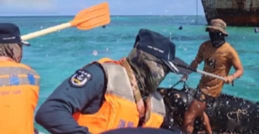 菲律宾挨揍了  菲律宾“卖惨”翻车，中国海警用十几秒打脸全世界。7月2...