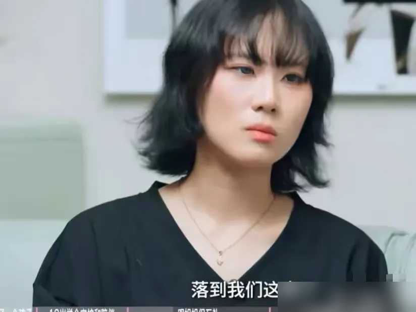 窦靖童和窦佳嫄第一次单独吃饭，俩人干坐一小时，愣是没憋出三句话。
十四五岁，有血缘，没交情。成长环境差太远，坐一块儿跟拼桌似的。后来是妹妹主动约饭、约咖啡，两三年硬磨，才从认识磨成熟。
现在这姐俩好得跟一个人似的。一起去尼泊尔徒步，拍搞怪照，窦靖童还让妹妹往自己脸上胡画。窦佳嫄被网暴那阵，是窦靖