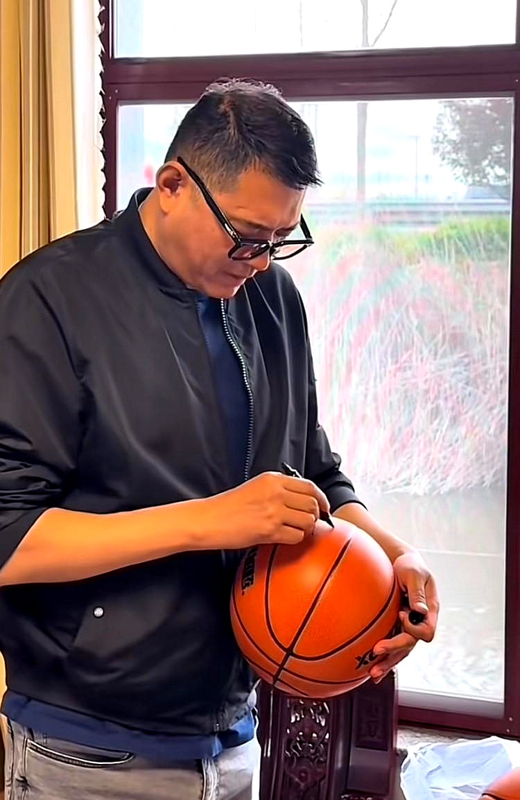 名人堂一摆，最抢镜的竟不是那些“排行榜”名字，而是号称“逍遥王”的巩晓...