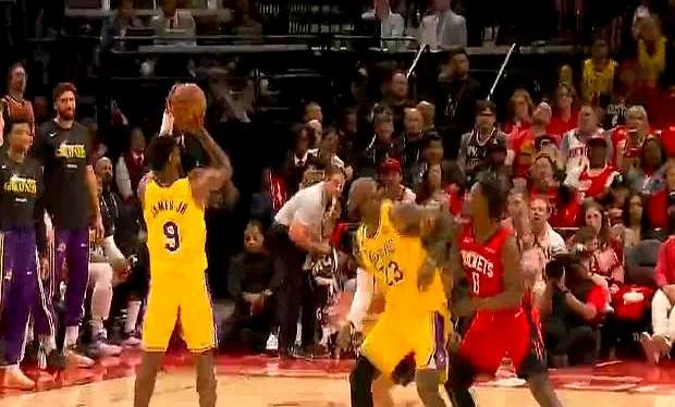 我真服了，NBA季后赛居然能看到4个人打1个都进不去……    就发生...