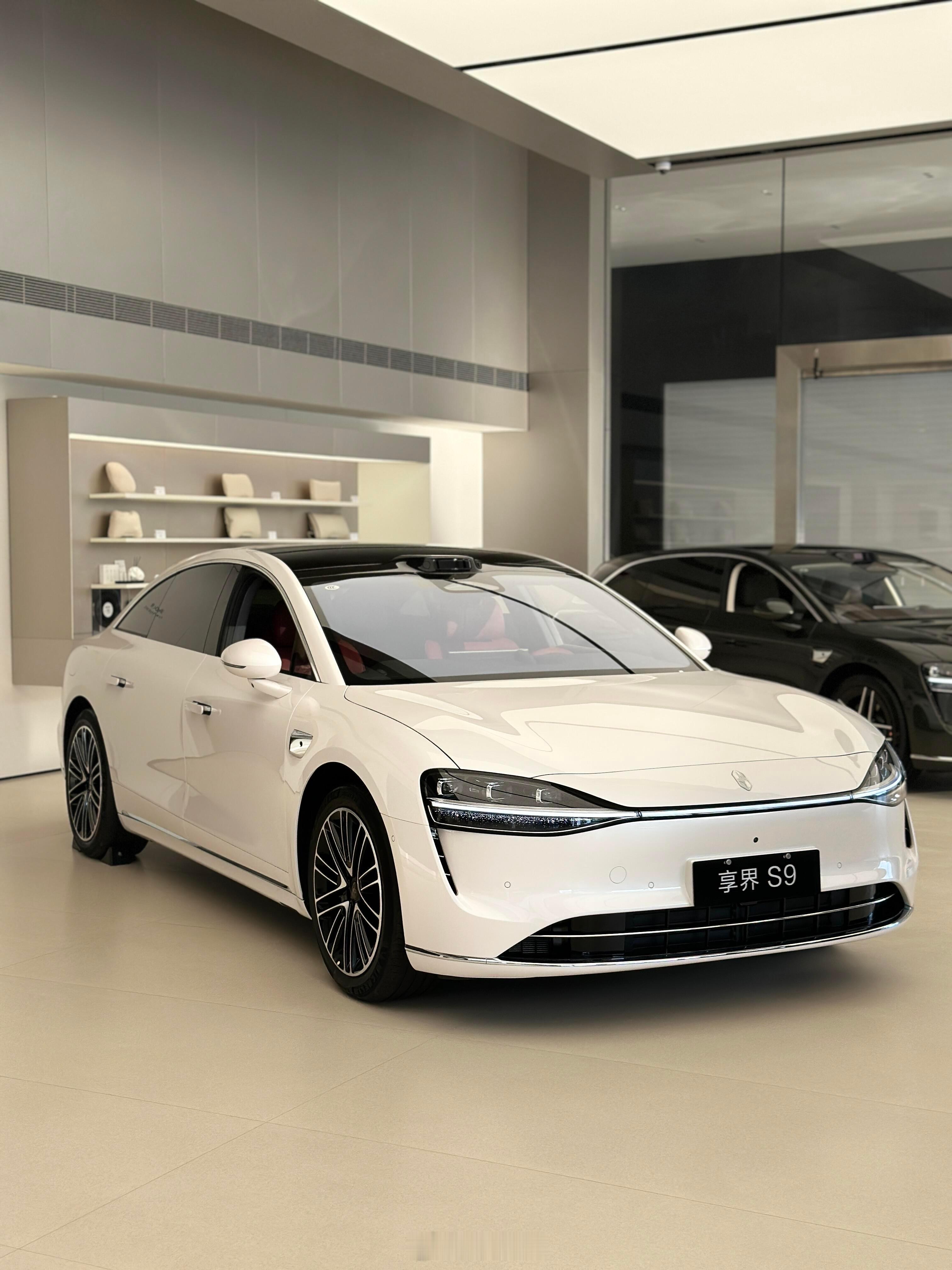 🚙享界S9

✅ 优点

🏷️华为乾崑 ADS 智驾，同级顶尖
多激光雷达硬件，城市 NOA、高速 NOA、跨楼层代客泊车成熟，变道、避让大车、环岛处理拟人；长途开车大幅减负，VPD 泊车代驾可以下车后车辆自动停入车位，是它最大卖点。鸿蒙座舱流畅，多屏交互、语音控制响应快，生态联动强。
🏷️底盘硬件 ​