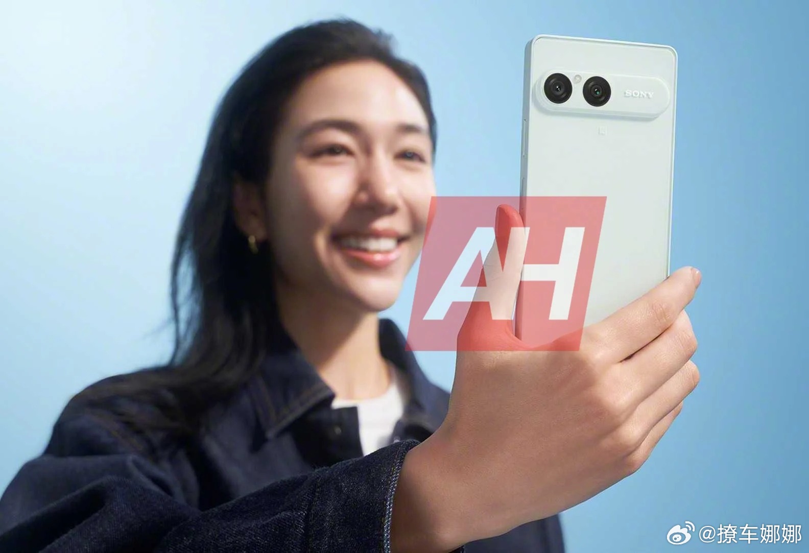 索尼Xperia 10 VIII将至，经典设计延续

索尼定于8月25日发布中端新机Xperia 10 VIII，最新宣传海报提前曝光了这款机型的外观细节。

新机延续了前代Xperia 10 VII的设计思路，采用平直后盖，搭配横向后置双摄模组，侧边集成指纹识别的电源音量按键，设计语言保持高度统一。目前曝光的奶白微调绿色后盖 ​