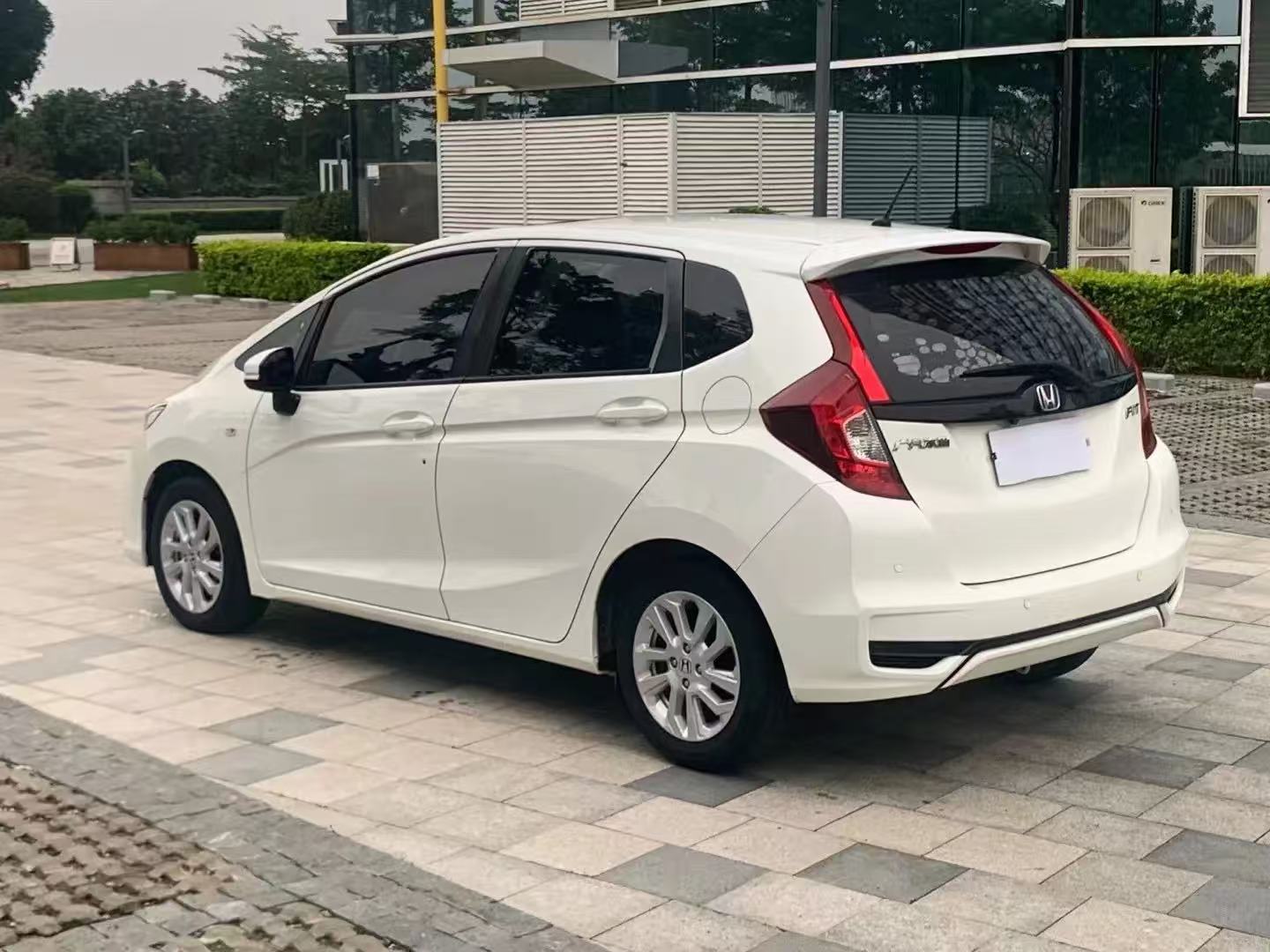 二手飞度在代步小车这个圈子里基本就是天花板级别的存在，保值率离谱到什么程度呢，很多人开个两三年再卖，居然亏不了多少钱。新手练手、买菜接娃代步，飞度都是被推荐烂了的选择，但是很多人不知道飞度其实分了好几代，每一代性格差别还挺大，搞不清楚很容易买错。
先说二代飞度GE8，就是2008到2013款的1.5