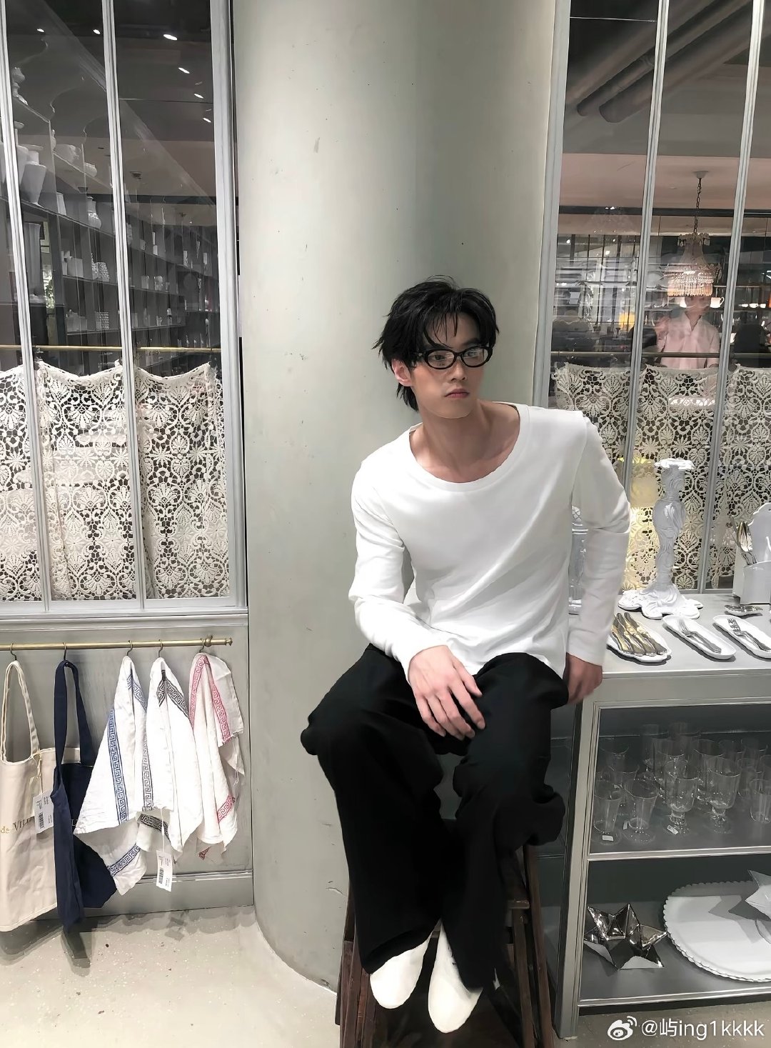 #何与[超话]#  

追星不一定有结果，但过程一定有意义。你在舞台，我在人海，就已经很好了。

​