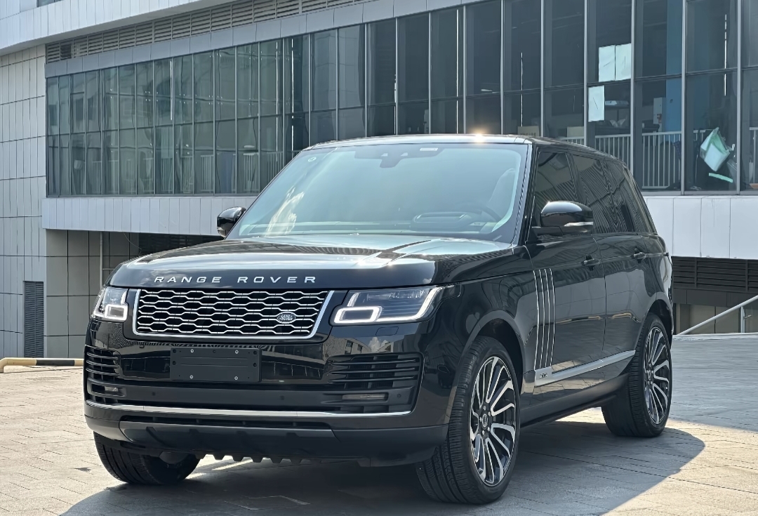 我的梦中情车：四代半路虎揽胜（L405中期改款 2018–2022款）
第四代揽胜L405（2012–2022），2017年末改款、18款之后量产车型，称四代半。属于四代平台大优化版本，既保留经典揽胜灵魂，又补齐初代四代大量通病短板，完美衔接老机械质感与现代化座舱。
矩阵LED大灯、蜂窝状新式中网，