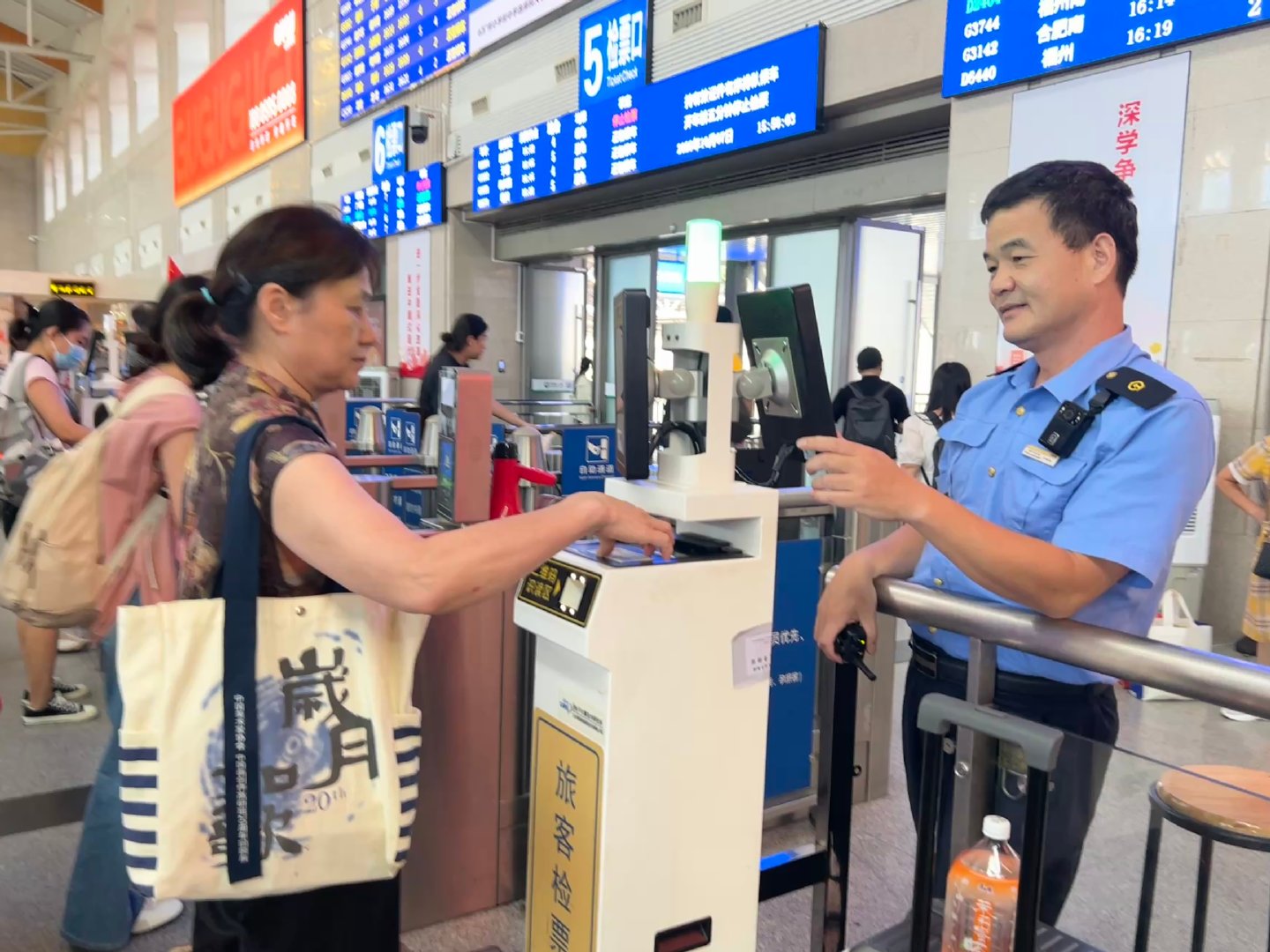 #漳车微视角# 铁路部门温馨提示：乘车前可以通过铁路12306App、候车室车站大屏、行程信息提示单等查看检票口信息，在对应检票口排队检票，有序进站。持身份证原件的旅客可通过自助检票闸机检票进站，携带儿童乘车的旅客，可走人工通道检票进站。（文图：赵丝莹） ​