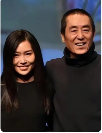 张艺谋
 
2008年，远在美国的女儿遭遇家暴的消息传到张艺谋耳朵里，那一刻什么工作、什么项目全都顾不上了。
 
哪怕手上堆着一大堆紧要的事务，他也毫不犹豫全部抛下，一心只想赶紧飞到女儿身边。一路上整整36个小时，他几乎没合过眼，急急忙忙直飞纽约。
 
在外人眼里，张艺谋是叱咤片场的大导演，冷静沉稳