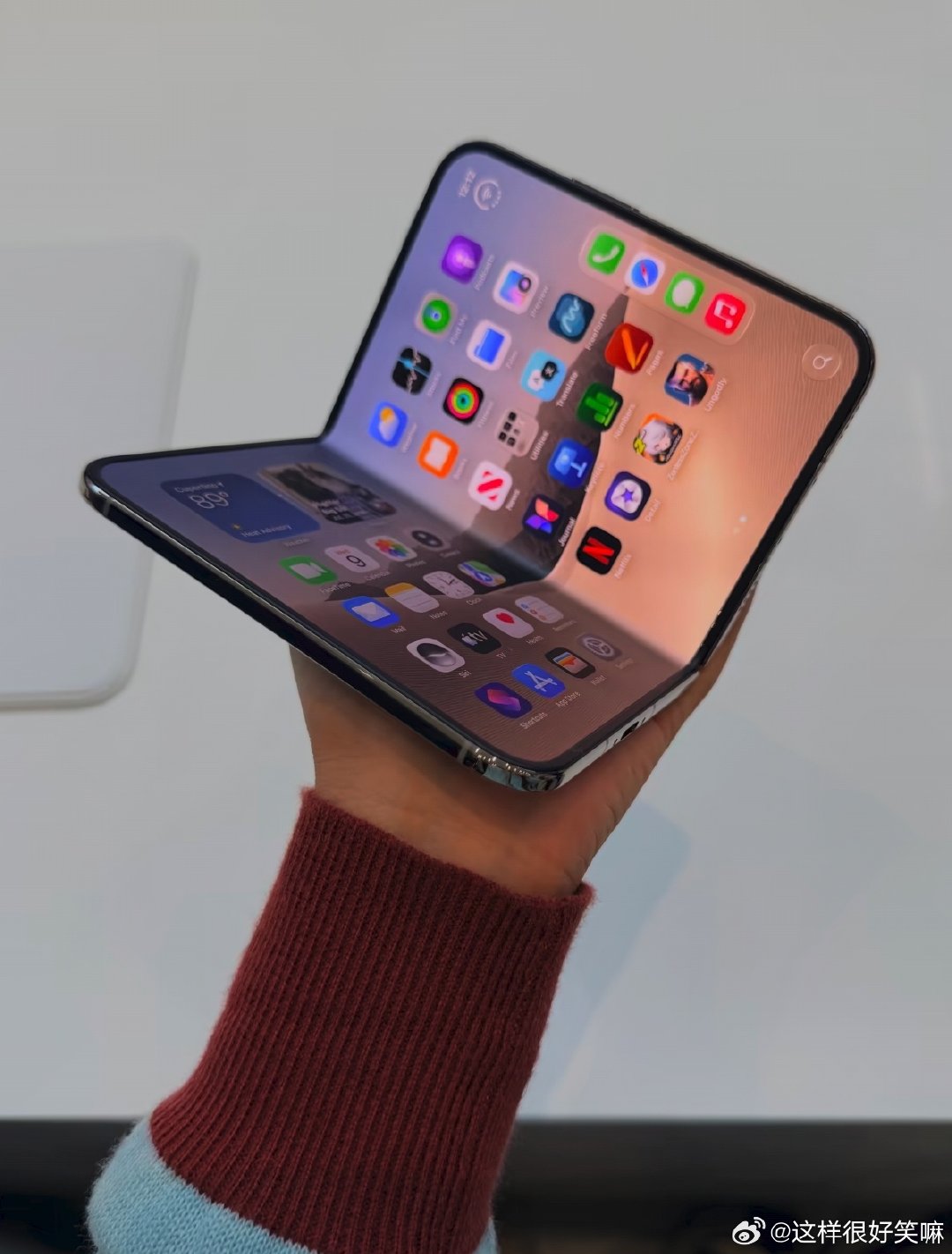 折叠屏不是看谁牌子响，是看谁迭代久。iPhone Duo15999起，比三星 Fold 8贵3000+；苹果才第一代，三星 Fold 8已第八代。省下3000，换成熟铰链、屏幕和手感，三星 Fold 8更懂折叠。#三星称欢迎来到折叠时代##三星嘲讽苹果iPhoneDuo##三星ZFold8# ​