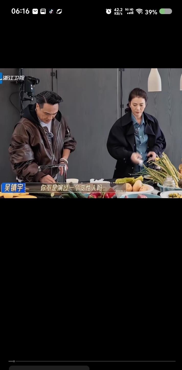 袁咏仪在《无限超越班》做饭环节被吴镇宇当面挖坑“你不是演过一个变性吗”，她当场纠正“是变装”，吴镇宇还补了一句“导演知道你有变性……不，变装的一面吧”，两人笑作一团。后来聊到吴镇宇那句老梗“张智霖娶你是回馈社会”，袁咏仪在papi节目里笑眯眯地还了一刀：他老婆承受了不少苦，肯嫁给他才是救了整个宇宙。