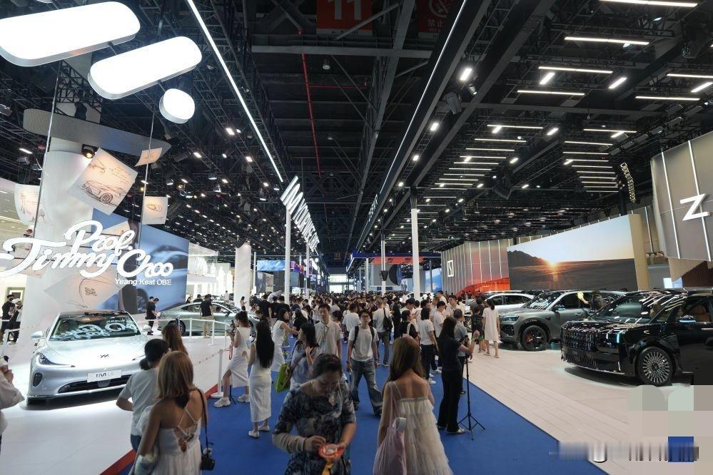 看得人眼花缭乱 ！这次2026成都国际车展，足足120多个品牌，1600多台展车，国产、合资、豪华品牌全都来了。
 
国产车企是绝对的主角，比亚迪、小米、理想、鸿蒙智行这些展台，永远围着不少人。

比亚迪展台的方程豹钛7、钛9，还有全新的“大汉”轿车，气场很足，20多万就能摸到以前四五十万级别的配置
