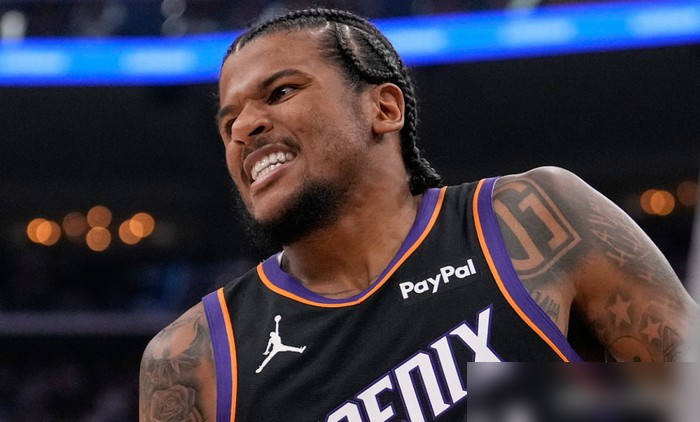 开场仅四分钟，杰伦格林死死捂住右膝，拖着伤腿一瘸一拐挪向更衣室。休斯顿...