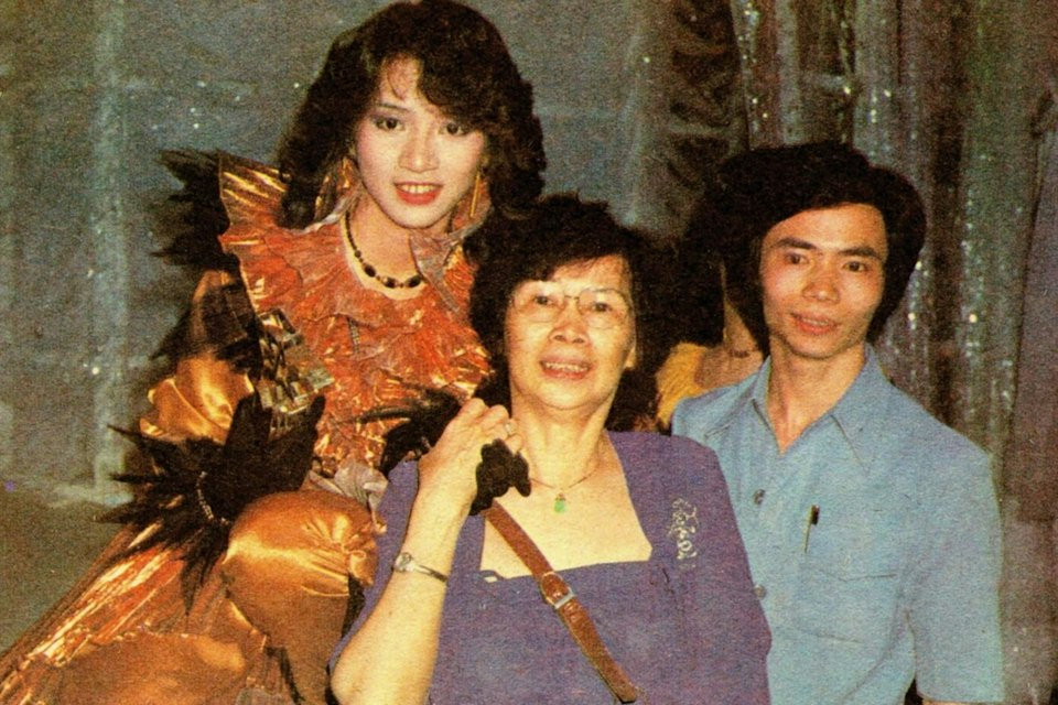 昨天梅艳芳母亲覃美金火化，之前号称要让基金会出150万为阿妈风光大葬的香港第一废老梅启明全程未现身。

记者问他是否知道梅妈19号火葬，他表示没人告知，自己也不清楚，扬言要告火化负责人的侄子谋杀。[笑cry]

现在这个废柴既不能从阿梅基金会里弄钱又没有老妈补贴，估计还会闹一阵子…… ​​​​