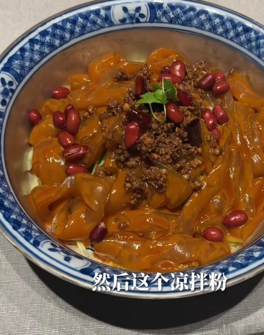 伊能静这么吃都不胖！这锅包肉，洗澡更特别

！每次回到沈阳婆婆家，伊能静跟秦昊都要“胡吃海塞”，这个假期也是一样，吃吃吃，洗洗洗……

伊能静说，头次回沈阳，还蛮有趣的，婆婆说吃完去洗个澡吧，在沈阳洗浴很特别，搓澡，盐浴……太棒了！

58岁的伊能静，真看不出来，一点也不胖，细皮嫩肉的， ​