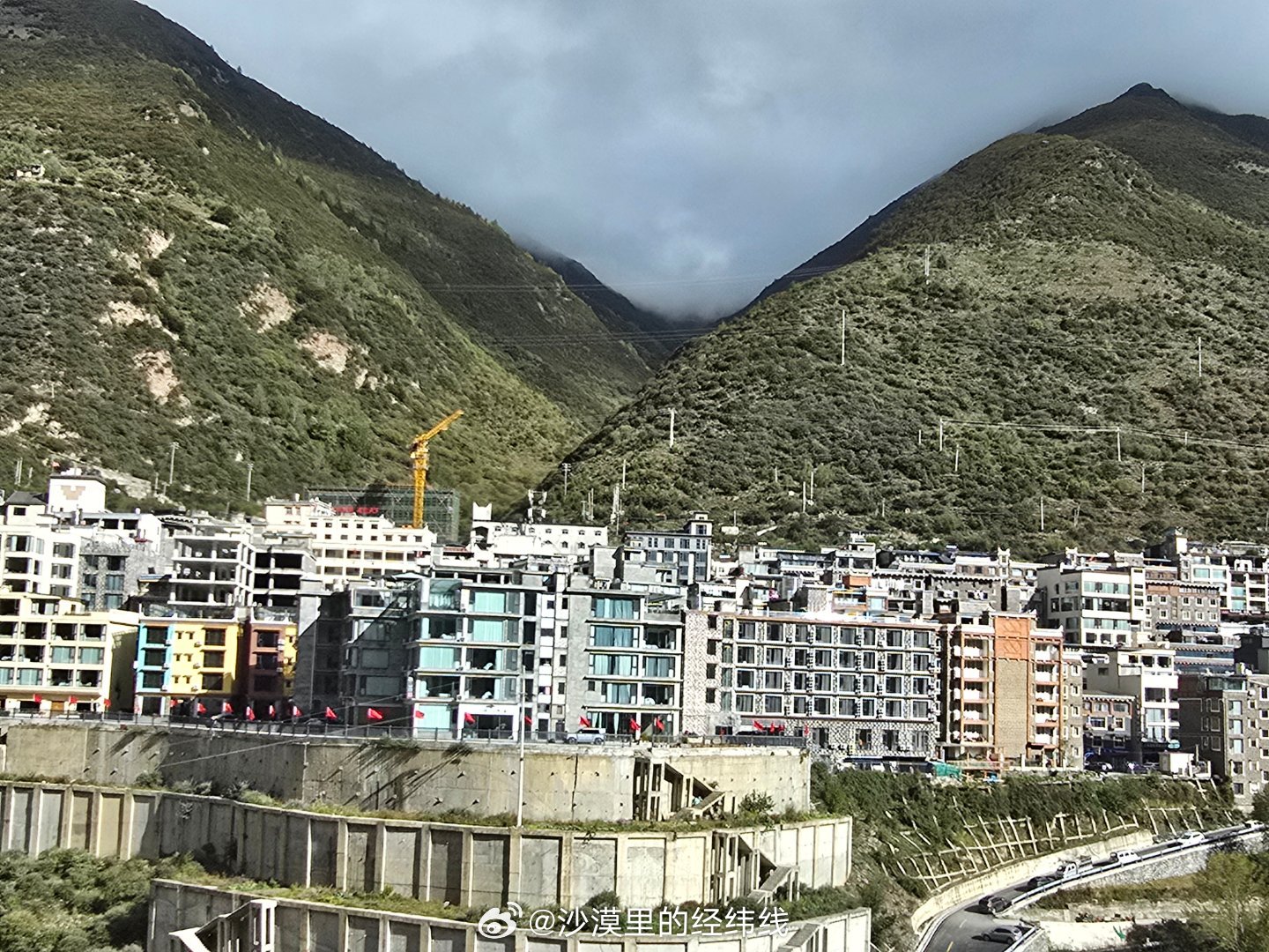 前几天路过四姑娘山，沿途还在的民宿投资如火如荼，都想分一杯羹。景区容量有限，又加上拥堵让不少人望而却步，民宿的增长速度远高于游客增长速度，只好卷价格，一百多块钱的比比皆是，为了利润，压缩成本，旺季床单都不一定换，陷入恶性循环。 ​​​