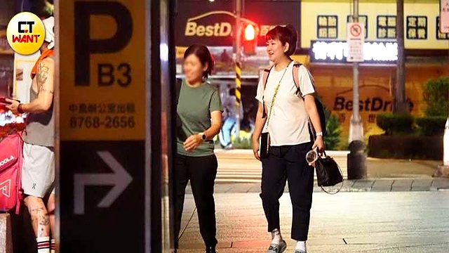 被传得沸沸扬扬的S.H.E大巨蛋合体演唱会，被Hebe无情否认了，但Selina的真实生活状态却更让人羡慕
 

当大家还在眼巴巴盼着她们合体时，近半年没发动态的Selina，早就把生活过成了人人向往的样板
 

7月22日那天，她跟另一半小徐、保姆小亨堡去天母接儿子放学，转头就开启了高效率的个人时