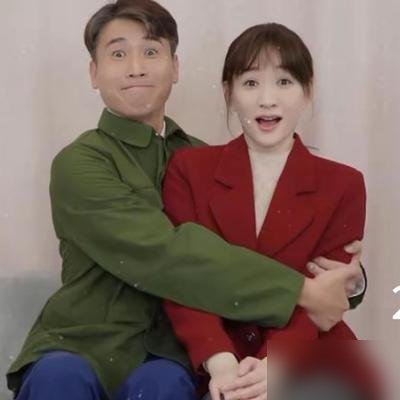 李乃文顶着一头白头发，被李小冉当场调侃像“制片人他爹”，两人同框画风太扎心。
俩人2022年在《我们的日子》里演两口子，戏里恩爱，戏外互怼。李小冉保养得跟吃了防腐剂似的，李乃文却早早白了头，站一块儿像差了一辈人。
最绝的是，这俩人实际年龄只差两岁。两岁，搁普通人身上就是同龄人，搁娱乐圈就是一个演
