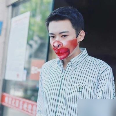 刘学义被工作室提醒“上班别臭脸”，第二天直接戴了个印着咧嘴笑的面具去片场，进出都扣脸上。
工作室估计也没想到，让他表情管理一下，他直接把自己整成了表情包。
网友扒出他早年采访，那会儿他就自嘲过“我这张脸不笑像欠人钱”，现在看纯属实话实说。
戏里冷脸演权谋，戏外顶着假笑面具招摇过市，这反差把《兰