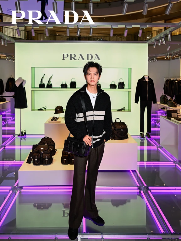 Prada Essence限时快闪店 | 穿行光影​间