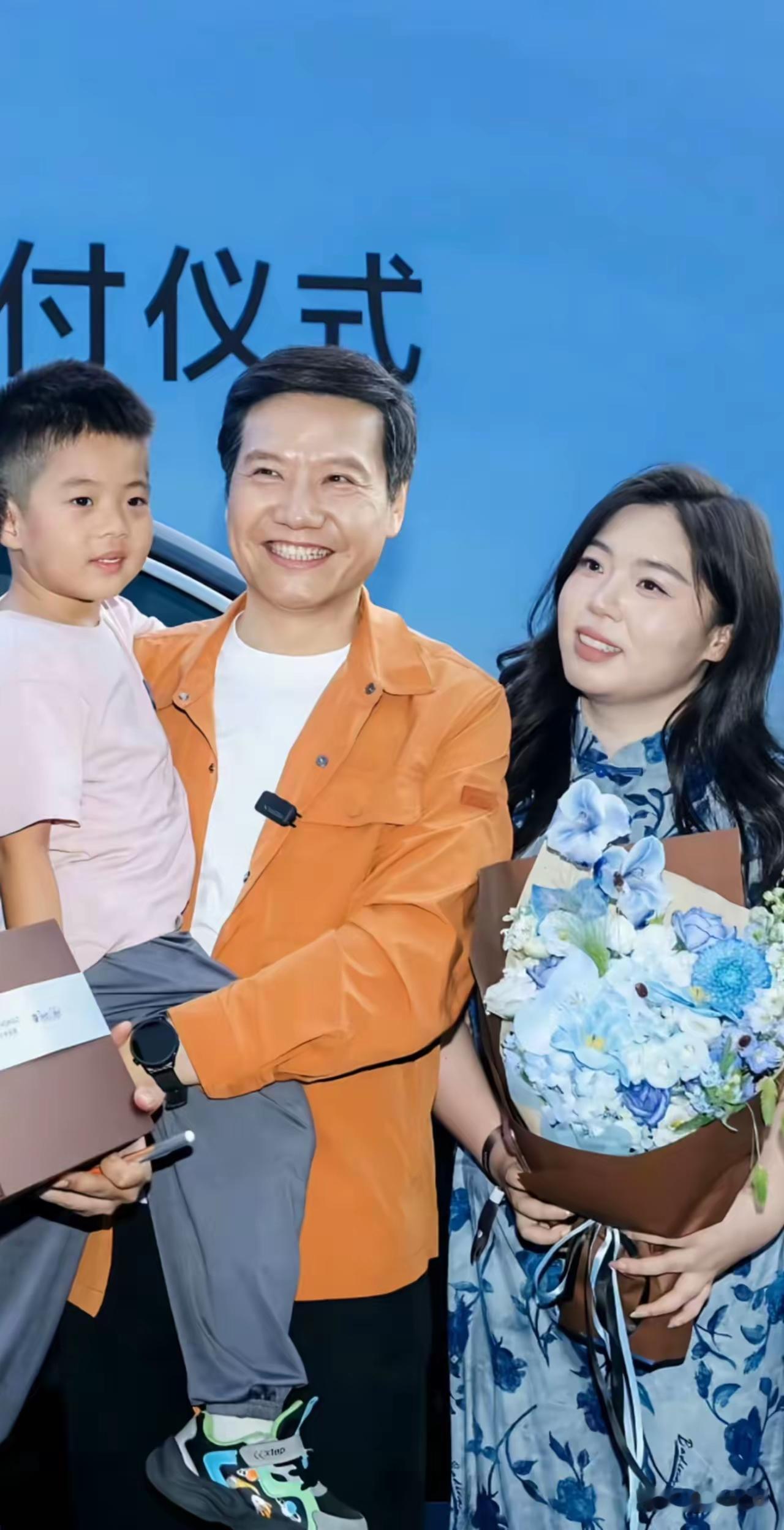 杭州小米汽车交付现场，这位女车主真是撞上大运了。
千亿大佬亲自到场送花，还发了朋友圈，连她四十多斤的儿子都被抱在怀里，一家三口全拍了合影。
大佬全程没架子，笑容特别有感染力，一看就是温和儒雅的人。这位车主说自己是小米第一代手机用户，两人还握了手，就冲这待遇，车钱都值回票价了。
有人说这是运气好，也有