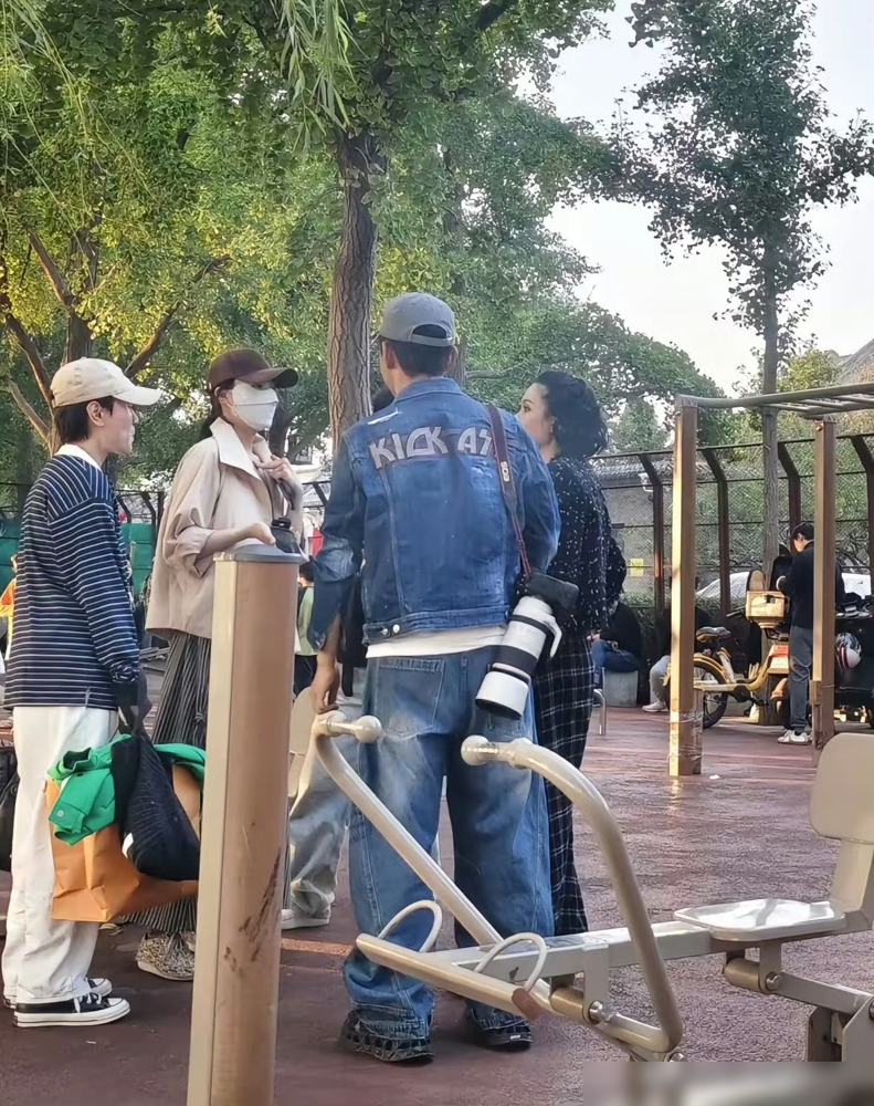 51岁郭晓东背着个长筒相机，在公园蹬腿器上使劲蹬，路人拍他他也无所谓。程莉莎就顶着一头卷发，穿得跟隔壁大姐似的，在旁边溜达。俩人没助理没保镖，也没人围上去要签名。有人认出他了，他就点点头接着练。这哪像演了半辈子戏的角儿，真就跟楼下遛弯的两口子一个样。婚姻过到这份上，不用演给谁看。