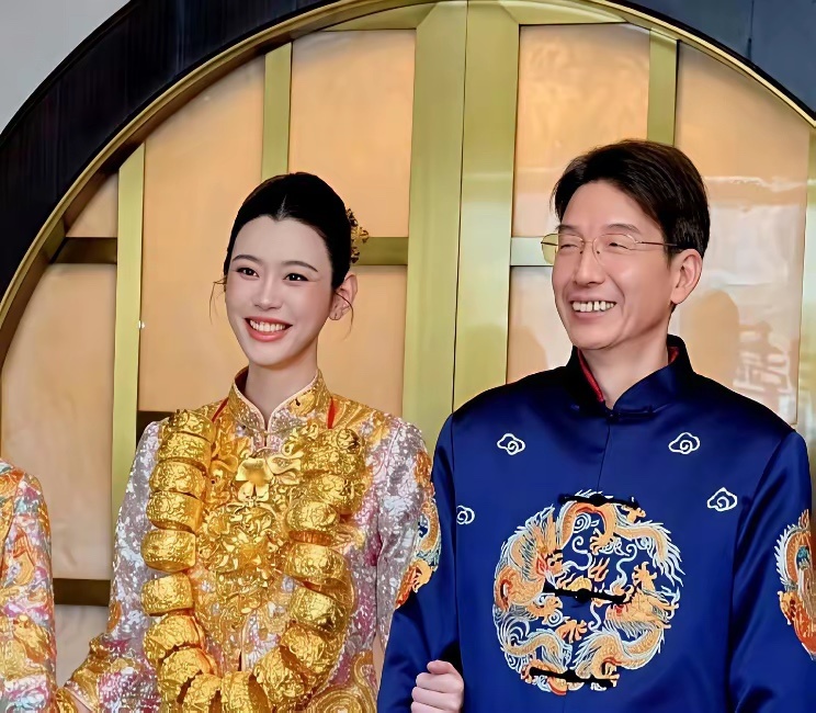 查了下奚梦瑶的家底，真不是一般姑娘能复制的路。
她爹妈那会儿就敢一年掏二十万砸国际学校，三岁芭蕾五岁钢琴，这套组合拳打下来，等于是拿钱和时间硬铺出一条T台。
2009年那会儿她刚冒头，第二年就拿下Givenchy广告，成了人家启用的头一张亚洲脸，后面维密摔那一跤，全网嘲得那么凶，愣是没耽误她接 ​