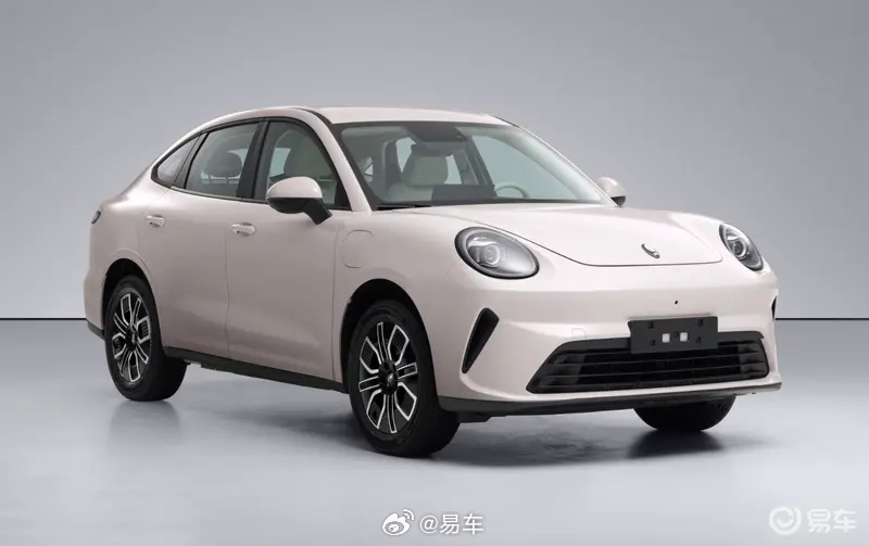 #新车速递#【欧拉5三厢版申报图 提供三种动力供选择】日前，工信部发布最新一期新车申报图，欧拉5三厢版正式现身。作为欧拉5家族的首款三厢产品，新车不仅延续了家族式设计语言，更带来纯电、混动、燃油三种动力版本选择，进一步完善品牌产品矩阵。
与欧拉5家族其它车型保持一致，燃油版本搭载长城1.5T ​