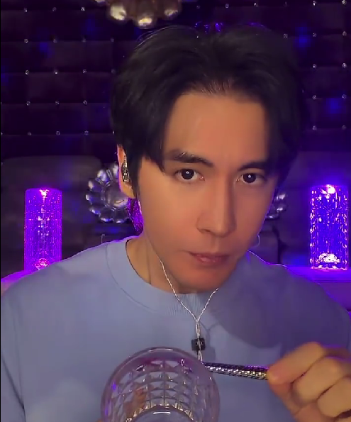 张伦硕为了改掉习惯性皱眉，去做了医美微调，结果现在眉毛完全抬不起来了。
他看自己直播回放，发现自己总皱着眉头，自嘲像“愤怒的小鸟”，就找做美业的朋友帮忙放松皱眉肌。注射完，皱眉是没了，但眉毛也彻底不动了。明明心里开心，脸上看着像在生气，总被人问“是不是不高兴”。他无奈解释：“我没有不高兴，但它就是不
