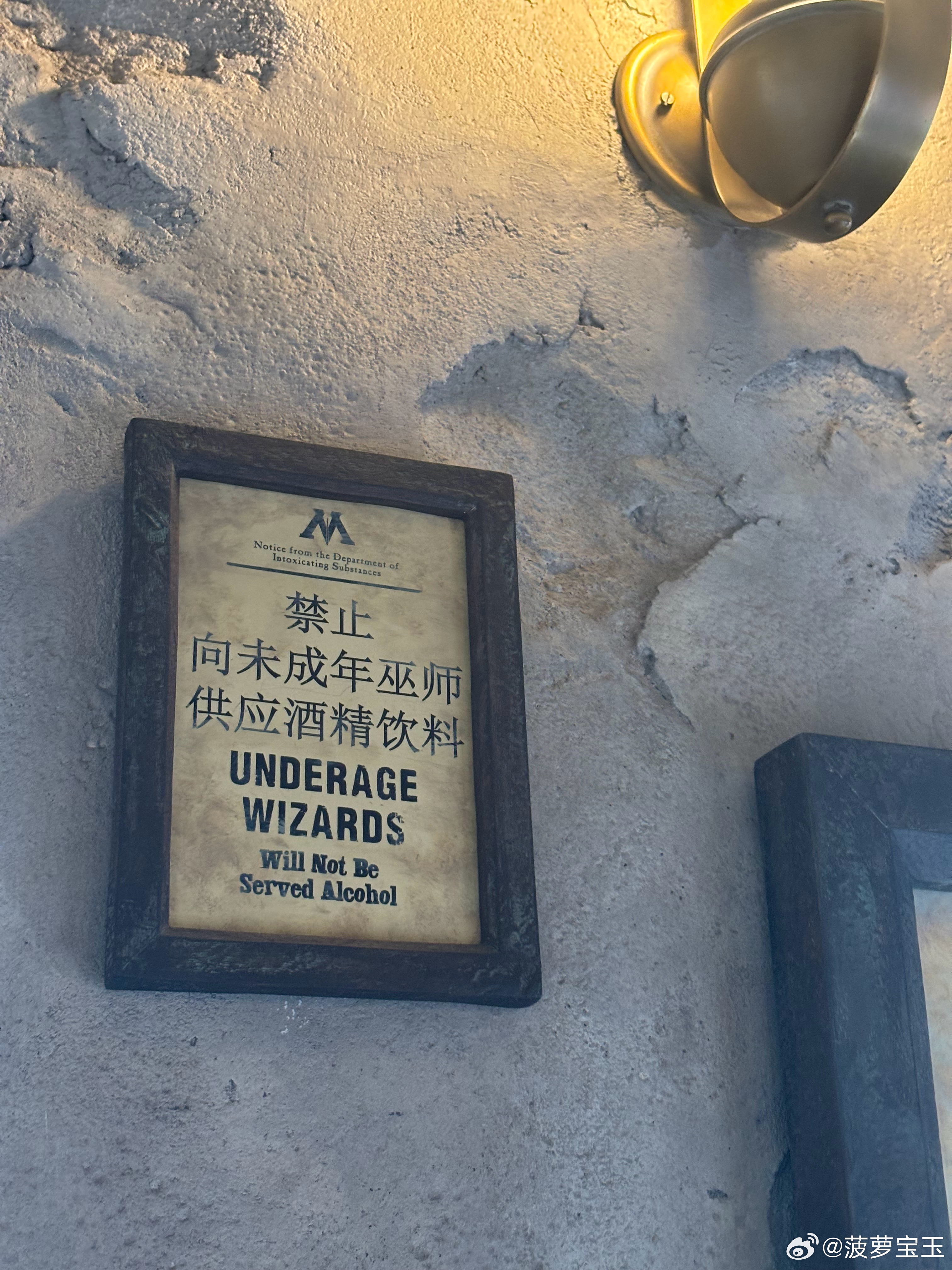 #德哈[超话]#【德哈】苹果白兰地04
前文01-03看主页

战后喜剧小言，大体时间参考倒霉孩子。

Summary：一杯酒放倒波特，两杯酒睡到波特，三杯酒拿下波特。又名：相亲大作战。

中年危机？两个前人夫，现单身的男士晚上能干点什么呢？不会有除DMHP外的具体描写，但是以防万一做出免责声明：这是两个曾 ​
