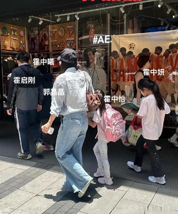近日网友在香港街头偶遇郭晶晶霍启刚带着三个孩子出门散步，这一幕瞬间引发...