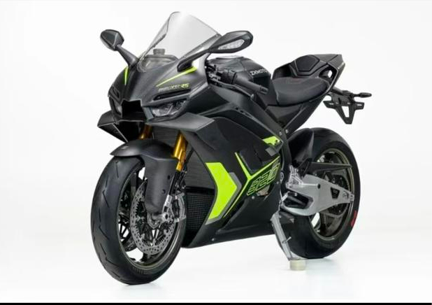 张雪机车820RR-RS｜三缸仿赛注定小众真香
我的看法：这台车根本不是卖给新手的，是卖给懂车玩家的！现在仿赛全是千篇一律双缸，审美早就疲劳了。我关注它，就是稀缺三缸声浪+纯运动设定，玩乐属性直接拉满。
厂家很清楚受众小众，不会定天价，我预测4.9w–5.3w。太贵没人玩，这个价位刚好卡在玩家接受区