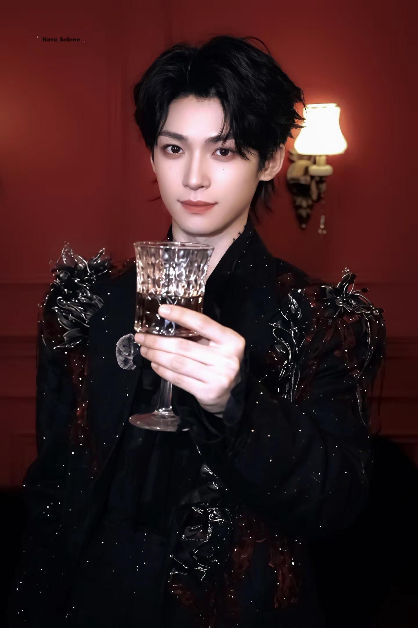 嘴角向上😍😍😍。梓渝井柏然进行曲心动优雅气质拿捏