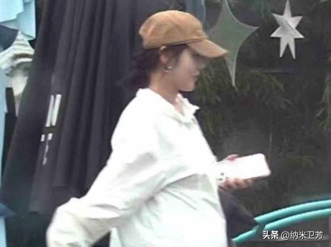 张佳宁挺孕肚去银行被拍，全程护腹零回应，孩子生父成谜

10月16日，狗仔刘大锤发布视频，拍到37岁的张佳宁与家人一同现身银行办事。画面里她素颜、戴口罩，穿一件灰色宽松卫衣，腹部隆起轮廓清晰，下台阶时脚步放得很慢，还下意识用手护着小腹。助理一路陪同，她气色看着不错，没有疲惫感。消息一出，&