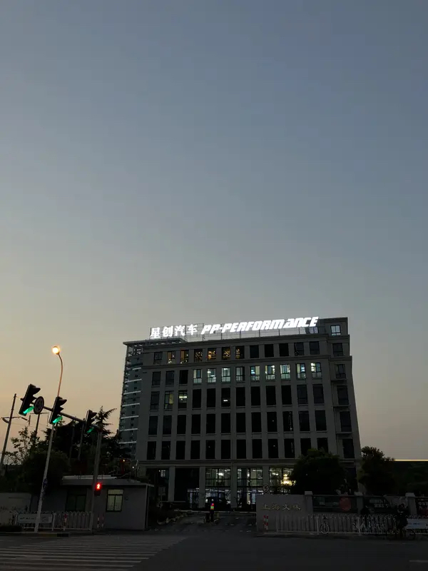 高调宣称造全球最快汽车，追觅汽车项目宣告落幕

曾经高调喊出“要造世界上最快的车”，追觅汽车项目短短一年便草草收场，团队已经解散。

项目迎来最后一轮裁员，轰轰烈烈的造车计划就此止步。从对外高调造势到项目戛然而止，也折射出新势力造车赛道残酷的现实，烧钱快、落地难，不少创业项目难逃折戟的结局。