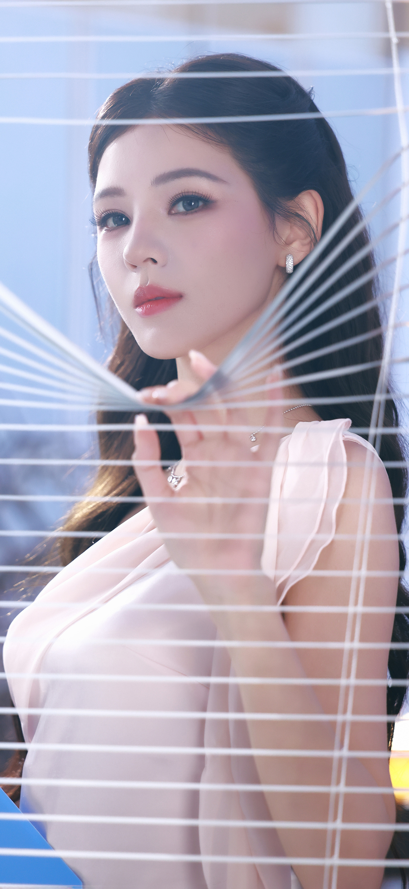 张予曦壁纸 可盐可甜，清冷眉眼自带故事感！
#张予曦# ​