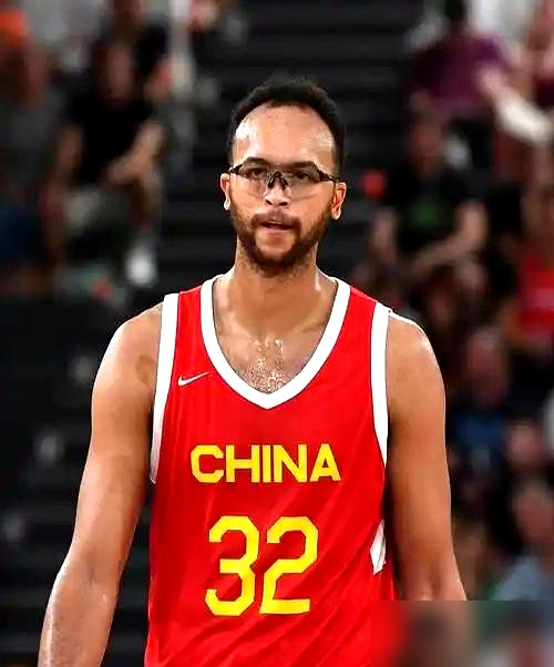 李凯尔刚签NBA就帮外援说话？
刚与猛龙签下1年390万合同的他，上周在播客中表态要出战2027世界杯。此前他曾提议CBA应增加外援名额，这一观点遭到直接反驳：认为会挤压本土年轻人生存空间，应当为杨瀚森、崔永熙这样的球员留出机会。
上届世界杯他表现不佳，解释称眼部有伤且缺乏合练，其归化费用仍由四