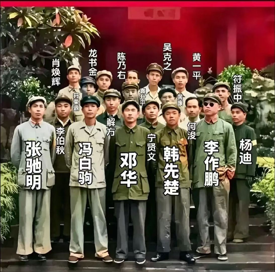 1950年5月，海南岛解放后，四野40军、43军主要指战员与琼崖纵队干部的一张珍贵合影，他们是身经百战的优秀将领，平均年纪只有30来岁。#老照片##解放战争# 

​一个月后，朝鲜战争爆发。
​同年10月，志愿军入朝参战。 ​