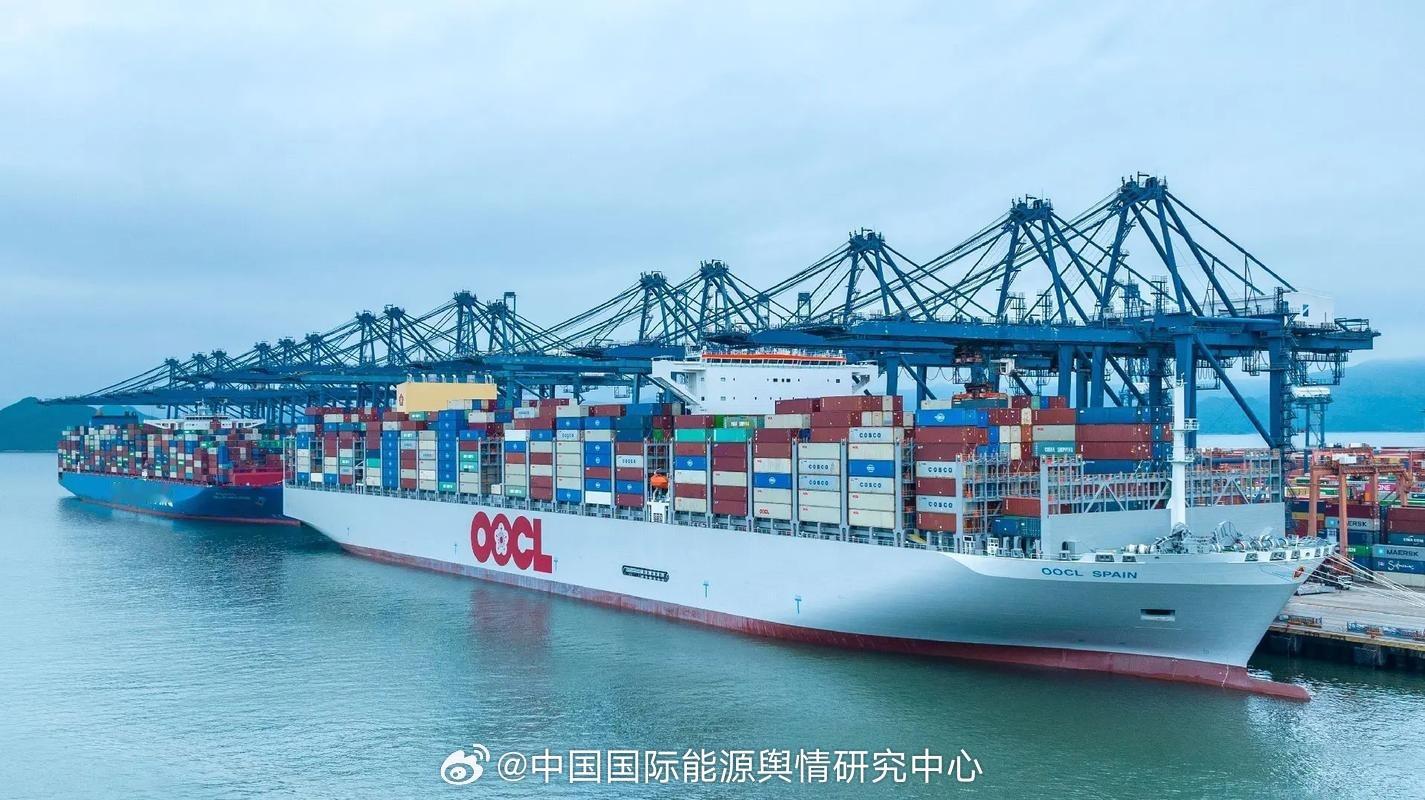 【美伊相互袭击航道油轮，地缘博弈推动国际油价继续上行】霍尔木兹海峡爆发连环袭船事件，美伊轮番针对航道内油轮实施打击，地缘冲突进一步升级，国际原油价格延续上涨态势。霍尔木兹海峡作为全球石油贸易关键咽喉，袭船冲突不止带来直接运输损耗，还推高航运保险成本，不少船东主动规避该航道，原油实 ​