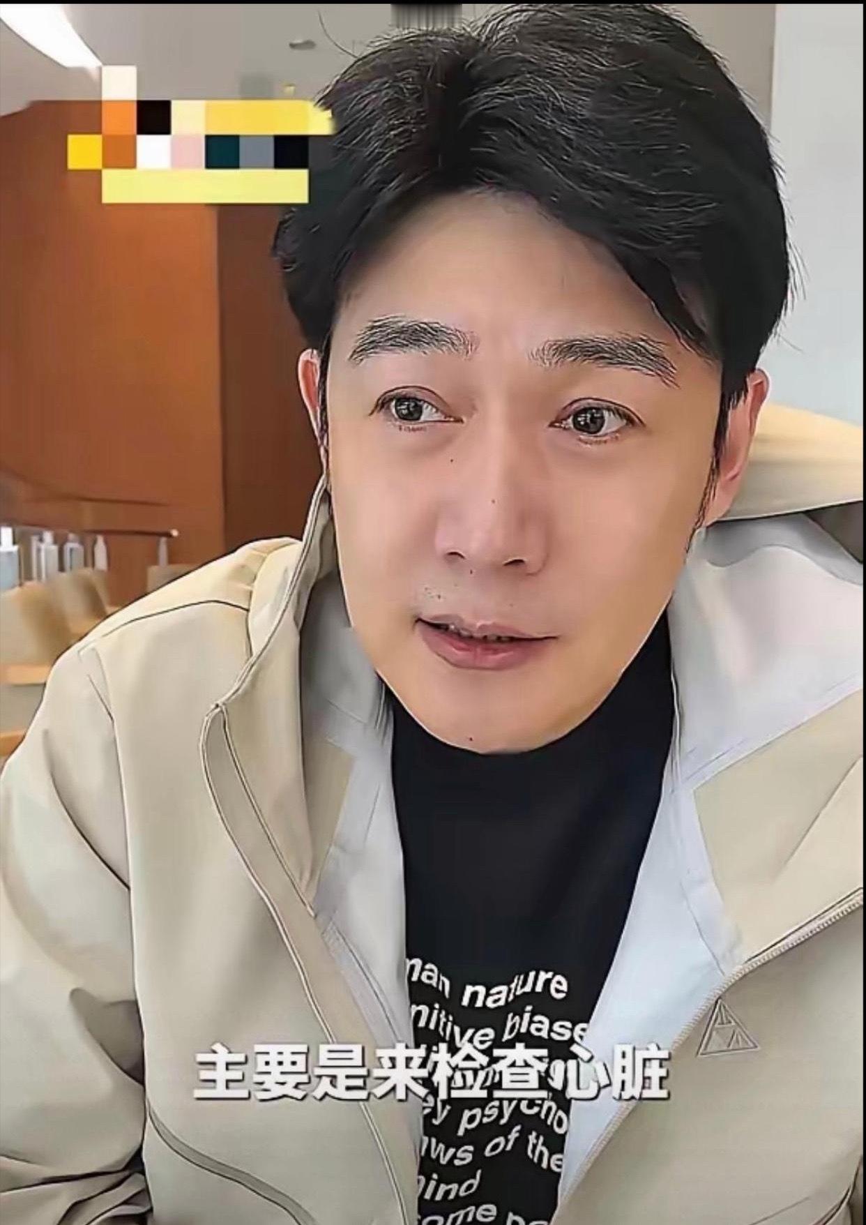全网催陆毅去检查，说他嘴唇发紫，心脏肯定出事了。结果他真去了，老婆鲍蕾陪着抽完血，医生拿着报告单就一句话。
你这不是病，就是单纯的胖。身高1米8，体重奔看180斤去了，体脂血压全线飘红，陆毅自己都说胖成“方“了。
也难怪，这些年拍戏少了，全靠老婆鲍蕾理财盘活，日子过得太舒坦。你看他肉都 ​