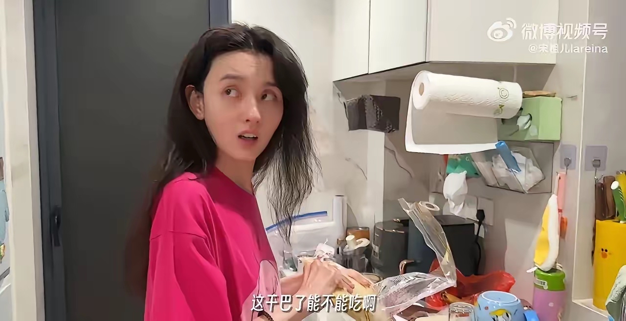 虽然说
明星要瘦才会上镜
但是容祖儿的瘦成皮包骨了
一点也没有让人看的欲望了
