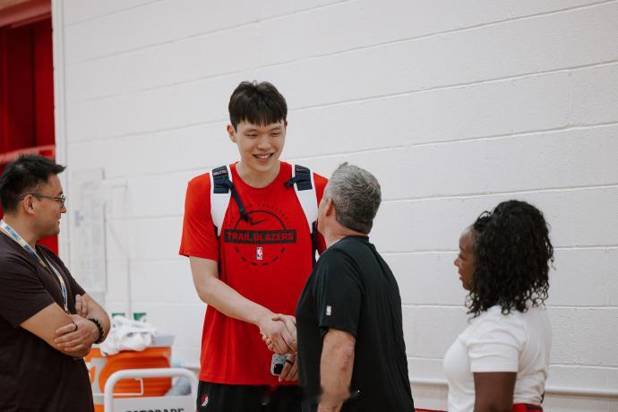 结束世预赛征战的中国球员杨瀚森已经与NBA球队开拓者会合，他即将出战N...