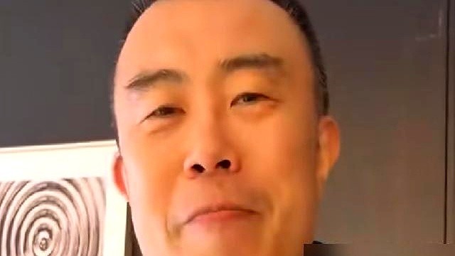 刚签下顶薪，伤刚好利索，赵继伟10月15号一天没拖，直接冲进全队完整对抗训练。

体能师带着练，康复师盯着调，他只撂下一句身体没问题。

接了队长，外援得喂，年轻队员得带，场上节奏全得攥在手里。

韩德君说得透：同代坚守的老将没几个了，这支辽篮交到他手里，能立住。

伤愈当天就顶上最高强度，辽篮这根