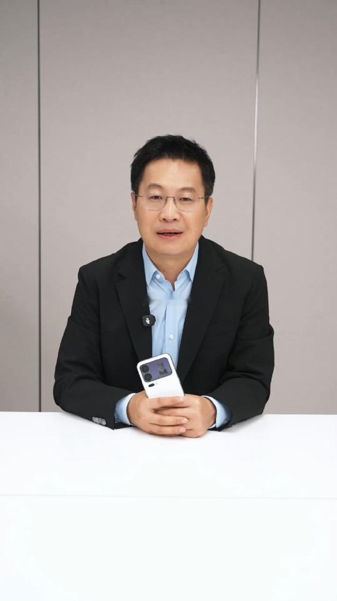 #小米18Pro真机首曝# 这次真机曝光，刷新了我对小米数字旗舰的期待。

前代背屏总被吐槽可玩性不足，这一代直接升级成百变智窗，依托AI自由定制各类小工具，把一块副屏玩出了更多花样，不再是徒有其表的装饰。整机外观打磨得更加精致，四等边窄直屏加上齐平镜头，没有多余凸起，整体简约高级。

硬件配 ​