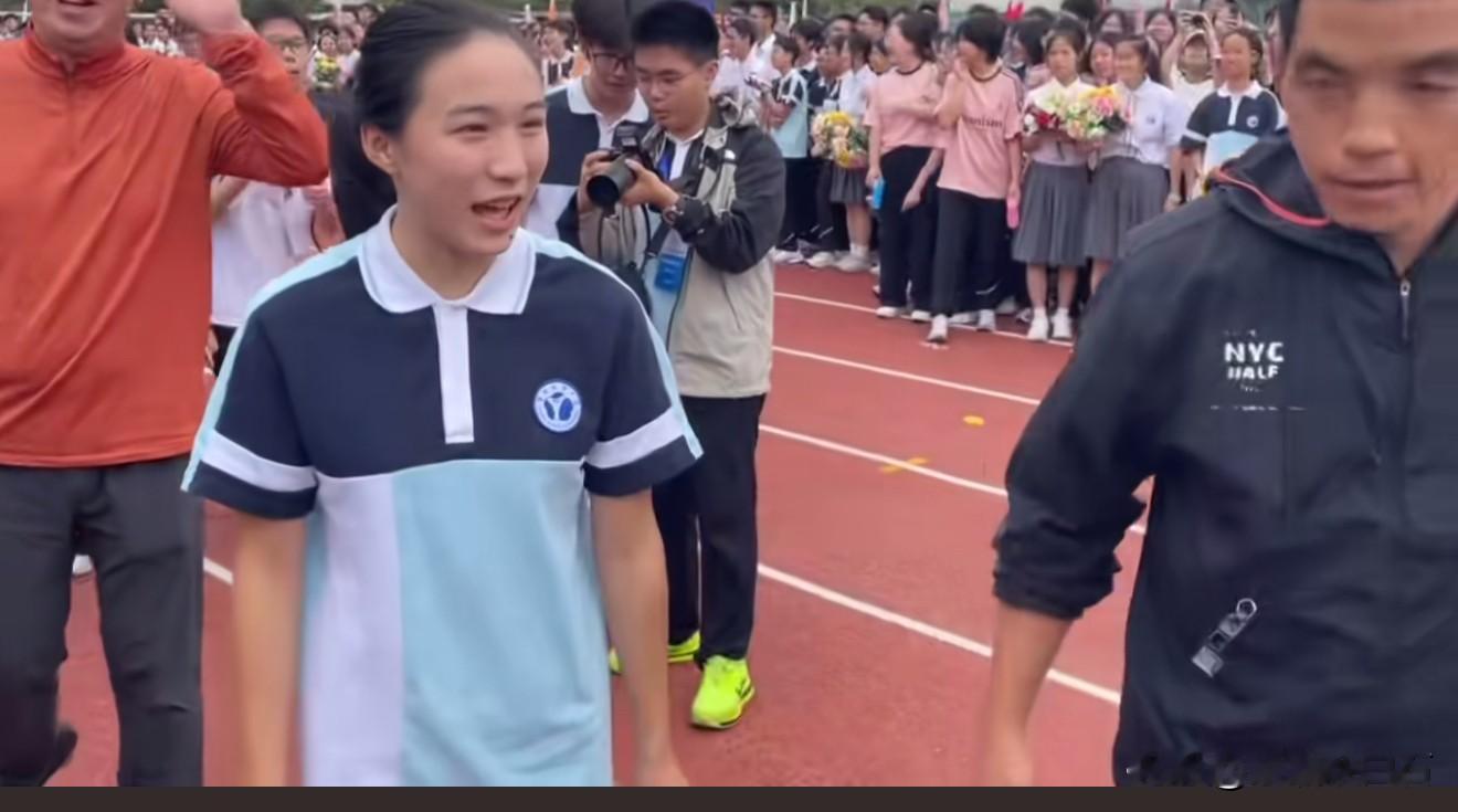 归来仍是高中生！小孩姐闪现运动会！
最近，小孩姐陈妤颉回到效实中学参加运动会！亚运冠军和机器人来了一场趣味比赛！
小孩姐的热度非常高，受到同学们的热烈欢迎，现在的亚洲短板冠军，也是一名真真切切的高三学生！从赛场回到学校，身份的转变不禁让人感叹小孩姐的强大！
效实中学的女子百米记录，估计百年内无人撼动